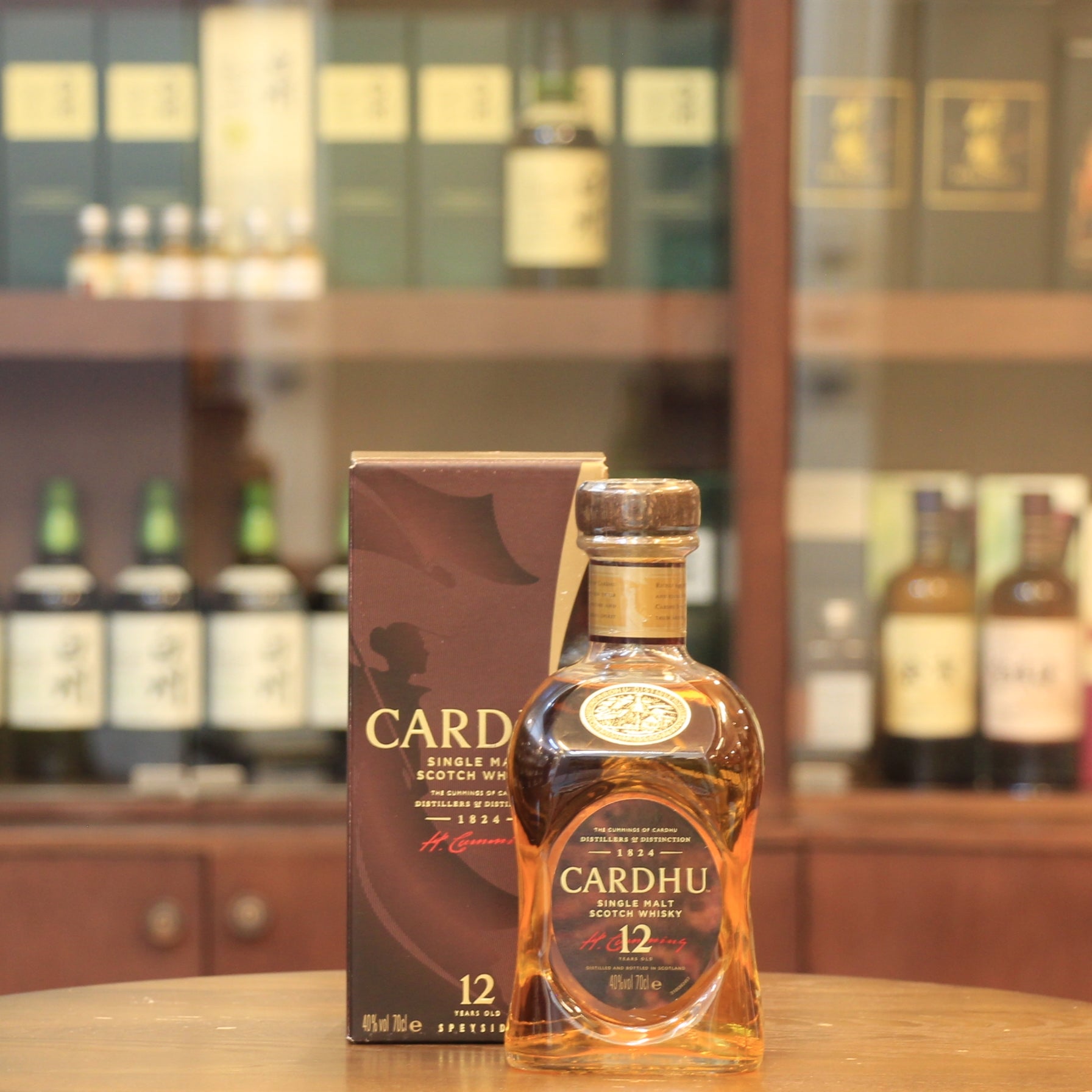 With honeyed layer of rich and fruity flavours, this 12 Years Old matured Speyside whisky from the Cardhu distillery is a soft and smooth Single Malt.