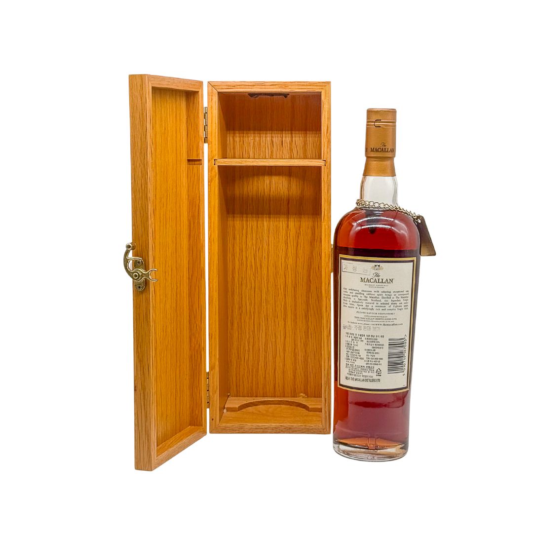 The Macallan 18 Year Old 1992 Single Malt Scotch Whisky is a vintage expression from the Macallan distillery. Distilled in 1992 and matured for 18 years in traditional sherry-seasoned oak casks at 43% ABV. This whisky is valued for its exquisite complexity and depth, with aromas of intense sherry, oak, and dried fruits. On the palate, it offers rich, balanced flavors with notes of dried fruit, honey, chocolate, and subtle spices, followed by a long, delicate finish.&nbsp;