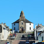 Bowmore village main street on the Isle of Islay Scotland – home of Bowmore Distillery, Est. 1779, the oldest distillery on Islay | 蘇格蘭艾雷島波摩村 波摩蒸餾廠所在地 1779年創立