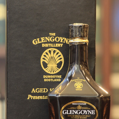 An old bottling from Glengoyne presented in a black ceramic decanter made by Setton Pottery of England. We estimate that this is a bottling from the 1990s. This carries a royal warrant by appointment to HM Queen Elizabeth The Queen Mother.
