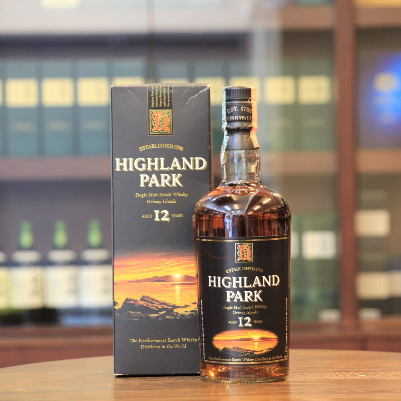 A 12 years old bottling from Highland Park bottled in the 2000s . This classic bottling was one of the favourites of Michael Jackson, the whisky writer (The Malt Whisky Companion). This bottle design was introduced by Edrington in 1999 and used until it was redesigned in 2006. Please note that the box has slight creasing in some places given the vintage.