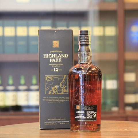 A 12 years old bottling from Highland Park was bottled at 2000s . This classic bottling was The Malt Whisky Companion Michael Jackson’s favourite. This bottle style introduced by Edrington in 1999 and used until it was redesigned in 2006.