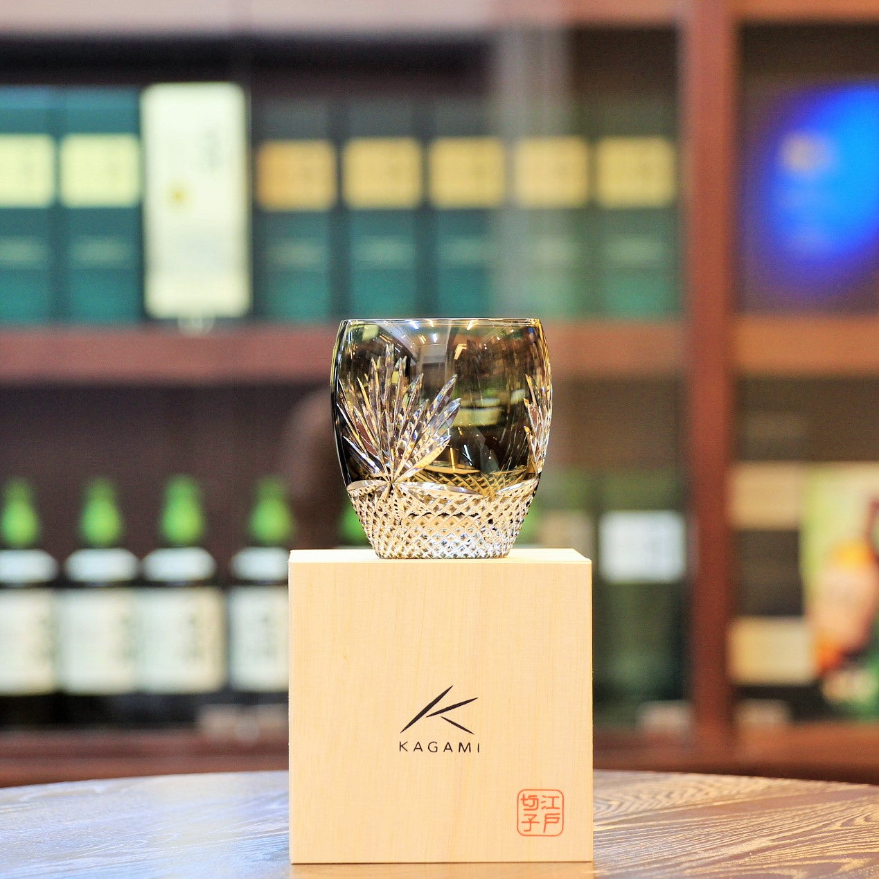 This beautiful hand cut glass comes in a wooden gift box. Perfect for enjoying a glass of whisky either straight up or on the rocks! Also perfect for other iced drinks. "HANA series" is an adaptation of Kiriko featuring neat white flowers against subtle black backdrop. The cutting portrays imagery of the "Queen of the Night."