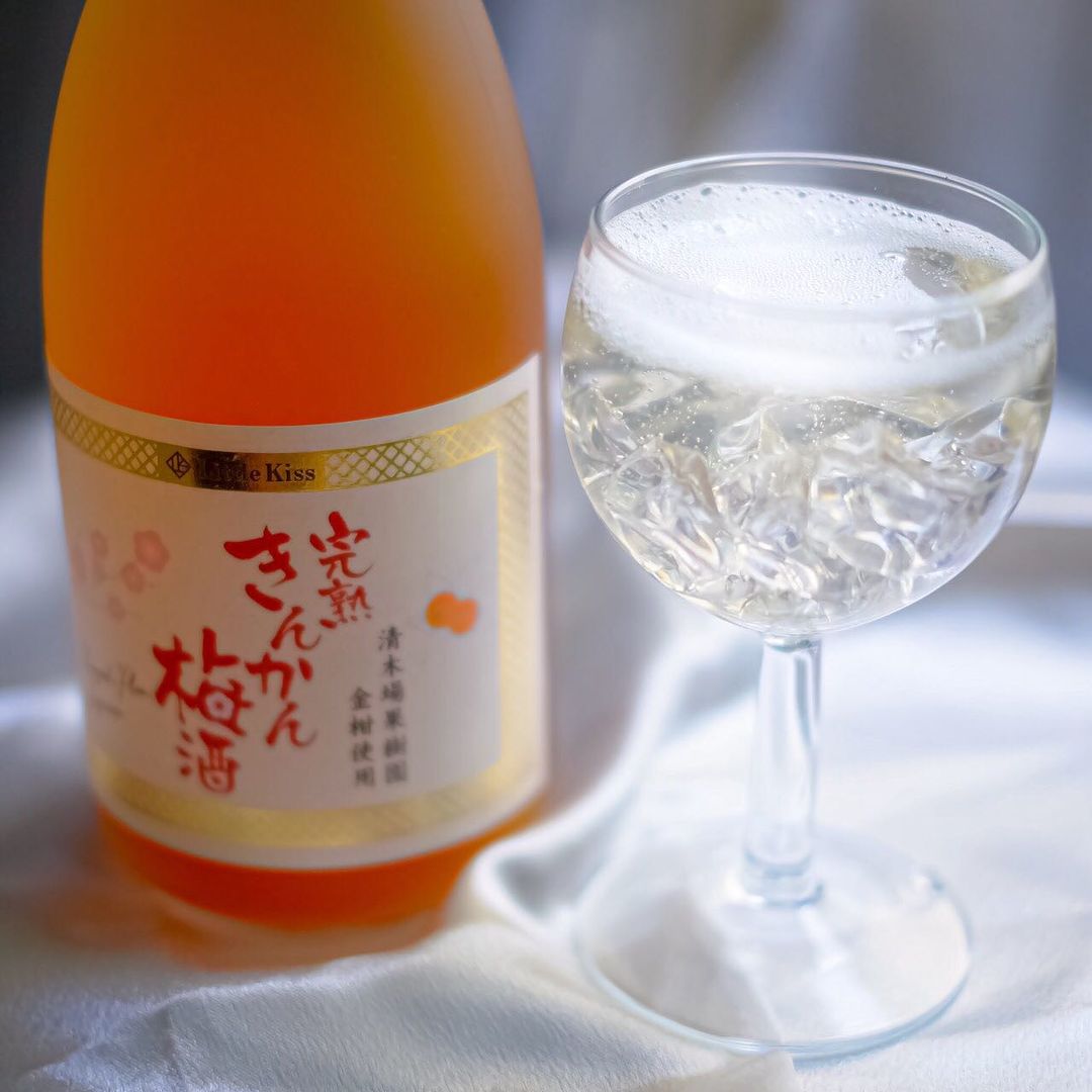 This Kumquat Umeshu Shochu liqueur is a collaboration between Seikoba Kajuen (from Minami Satsuma City), which is a long-established orchard that grows citrus fruits for over three generations (100 years), and Higashi Shuzo, an Shochu distillery in Kagoshima with an equally long history. 