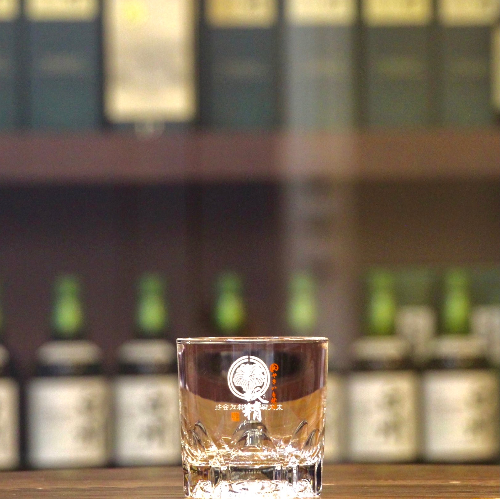 This beautiful Mori No Yousei shochu rock glass is perfect for enjoying shochu either straight up or on the rocks! Also perfect for other iced drinks.