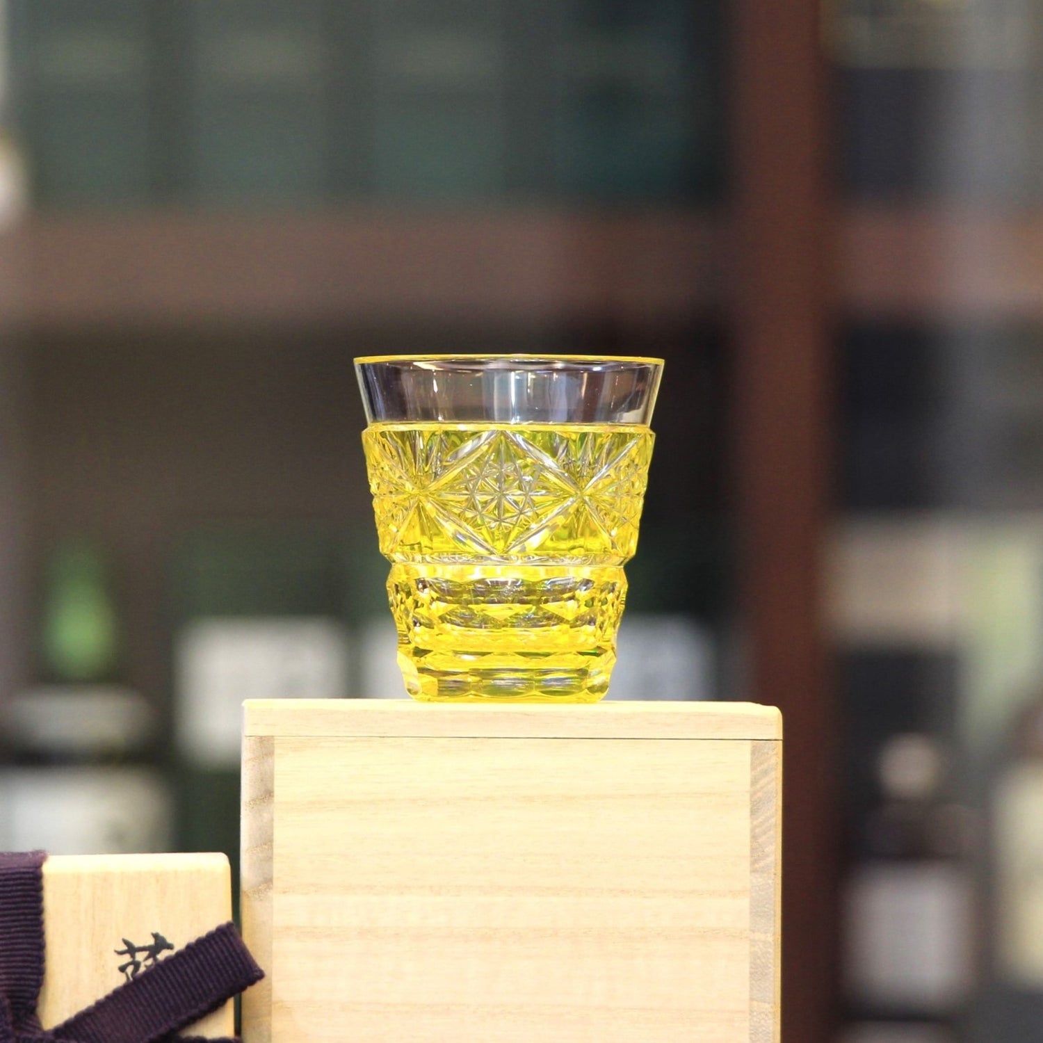 Satsuma Kiriko Hand Cut Yellow Whisky Glass – vivid yellow Japanese Edo kiriko crystal old fashioned glass with intricate diamond cut pattern, displayed on paulownia wood gift box, made in Japan | 薩摩切子手工切割黃色威士忌杯 江戶切子水晶玻璃 菱形切割 桐木禮盒 日本製