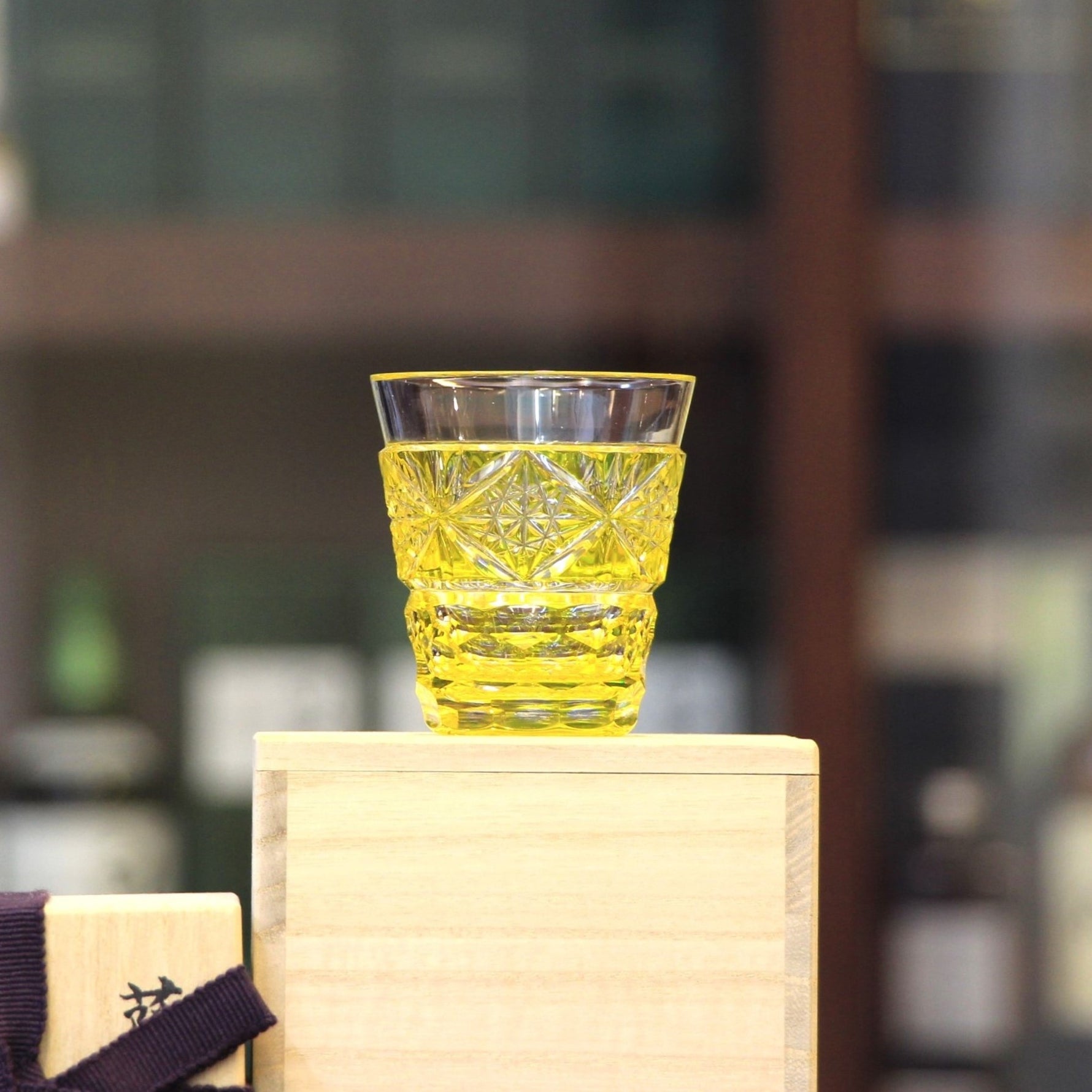 Satsuma Kiriko Hand Cut Yellow Whisky Glass – vivid yellow Japanese Edo kiriko crystal old fashioned glass with intricate diamond cut pattern, displayed on paulownia wood gift box, made in Japan | 薩摩切子手工切割黃色威士忌杯 江戶切子水晶玻璃 菱形切割 桐木禮盒 日本製