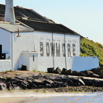 Bowmore Distillery whitewashed warehouse on the shores of Loch Indaal, Isle of Islay Scotland – Est. 1779, the oldest distillery on Islay, home of the Devils Casks series | 波摩蒸餾廠海邊倉庫 蘇格蘭艾雷島 因達爾湖畔 1779年創立