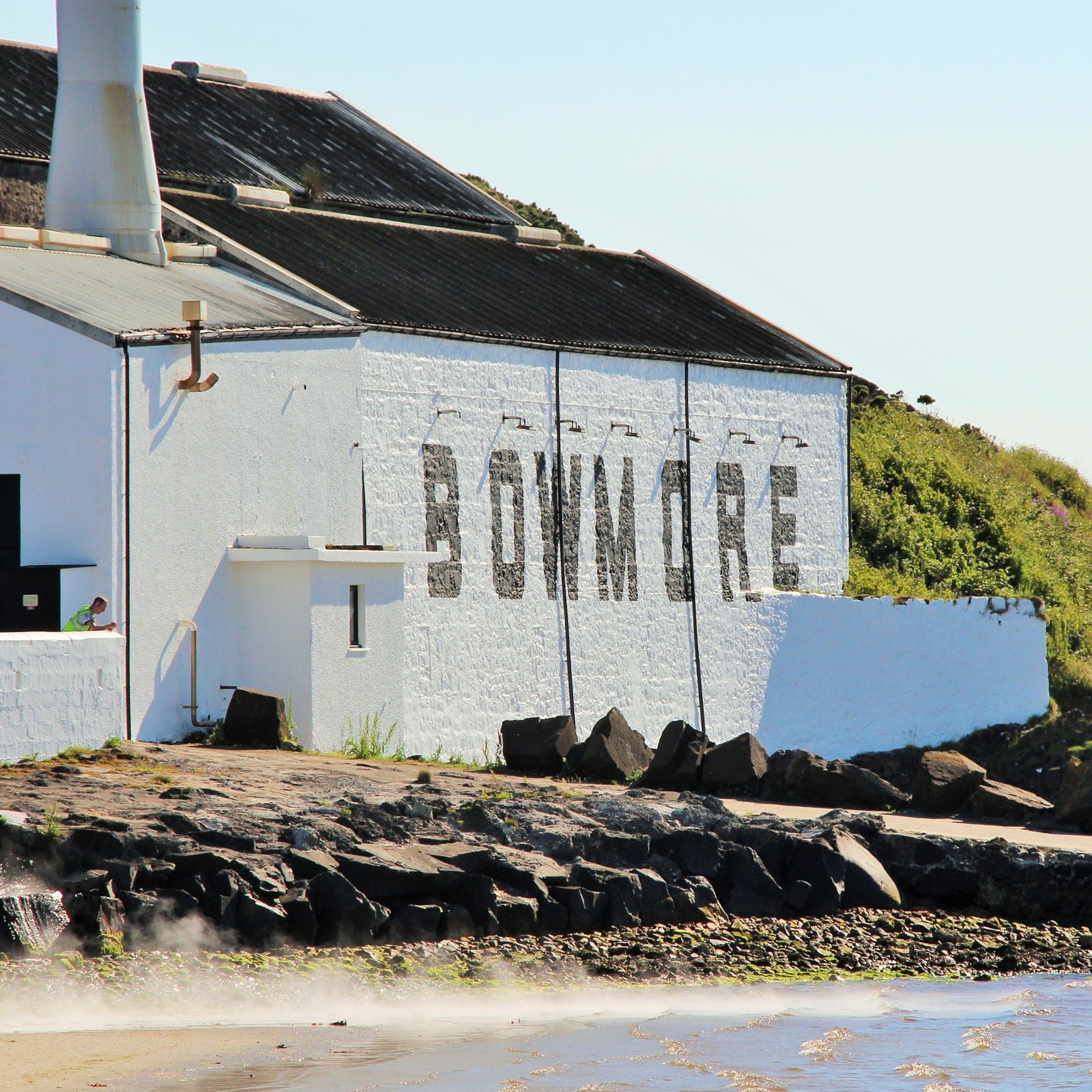 Bowmore Distillery whitewashed warehouse on the shores of Loch Indaal, Isle of Islay Scotland – Est. 1779, the oldest distillery on Islay, home of the Devils Casks series | 波摩蒸餾廠海邊倉庫 蘇格蘭艾雷島 因達爾湖畔 1779年創立